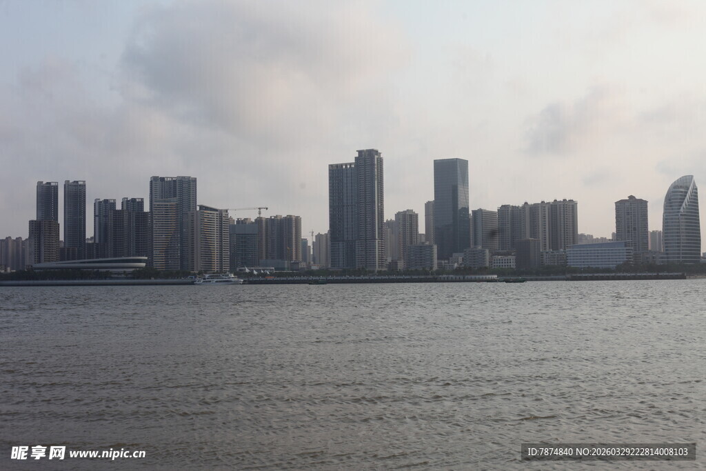 湛江城市江畔高楼景观