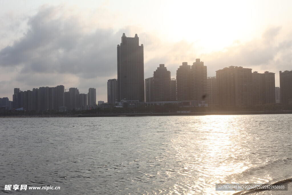湛江城市江畔的日落美景