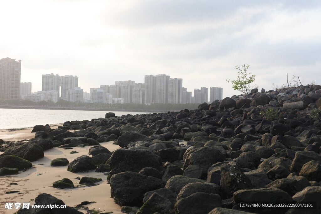 湛江海滨岩石与远处城市景观
