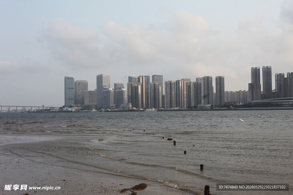 湛江城市江畔滩涂景色