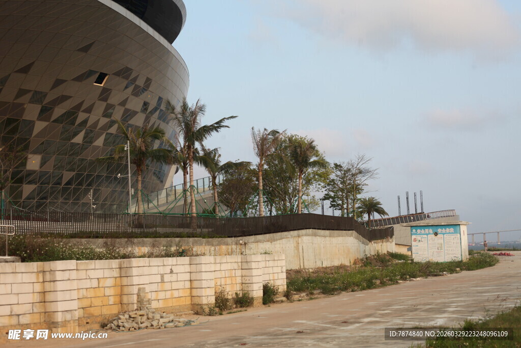 湛江现代建筑旁的户外景象