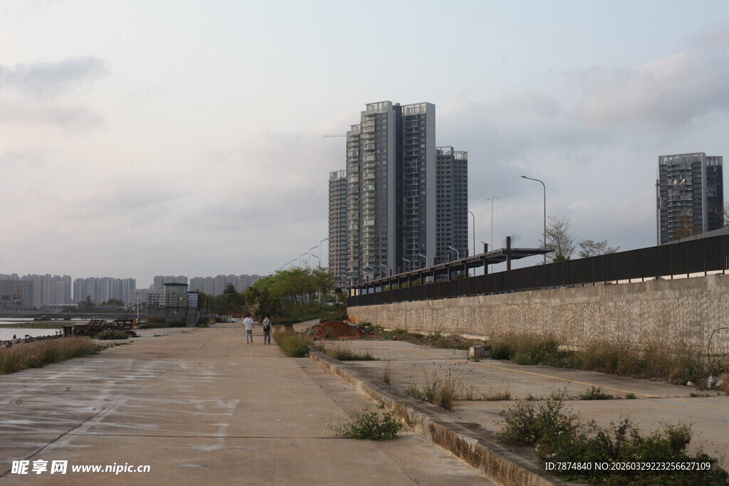 湛江城郊荒废空地与高楼远景