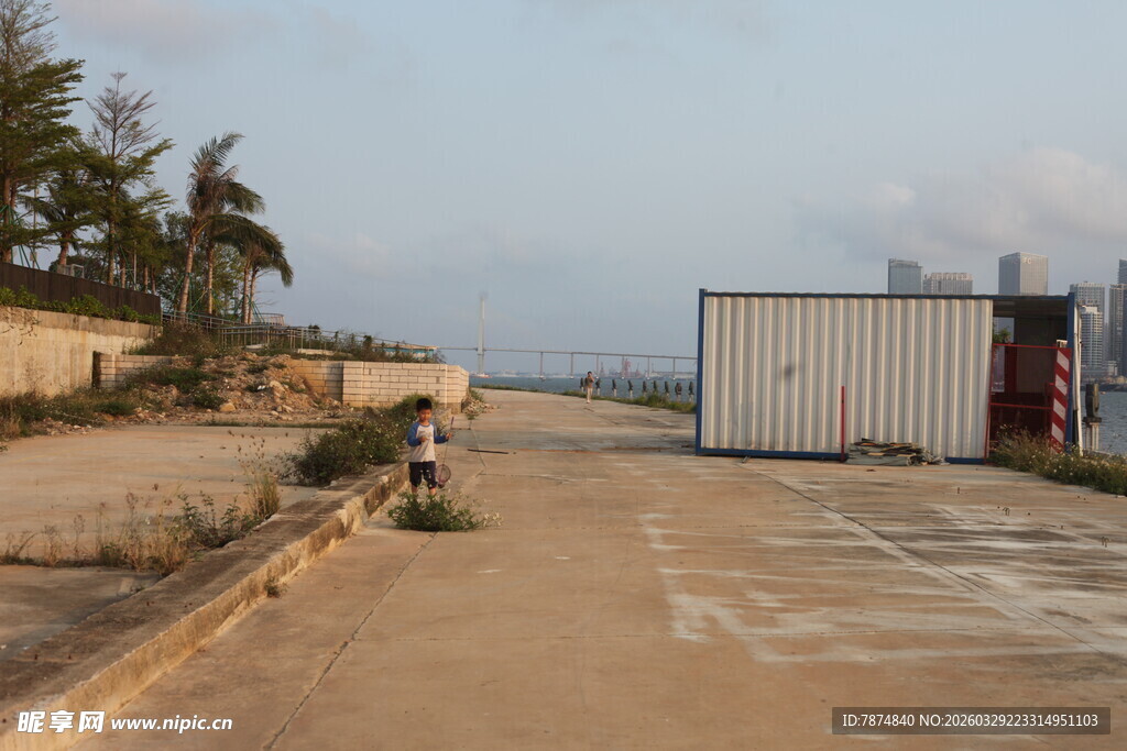 湛江空旷户外场地与集装箱