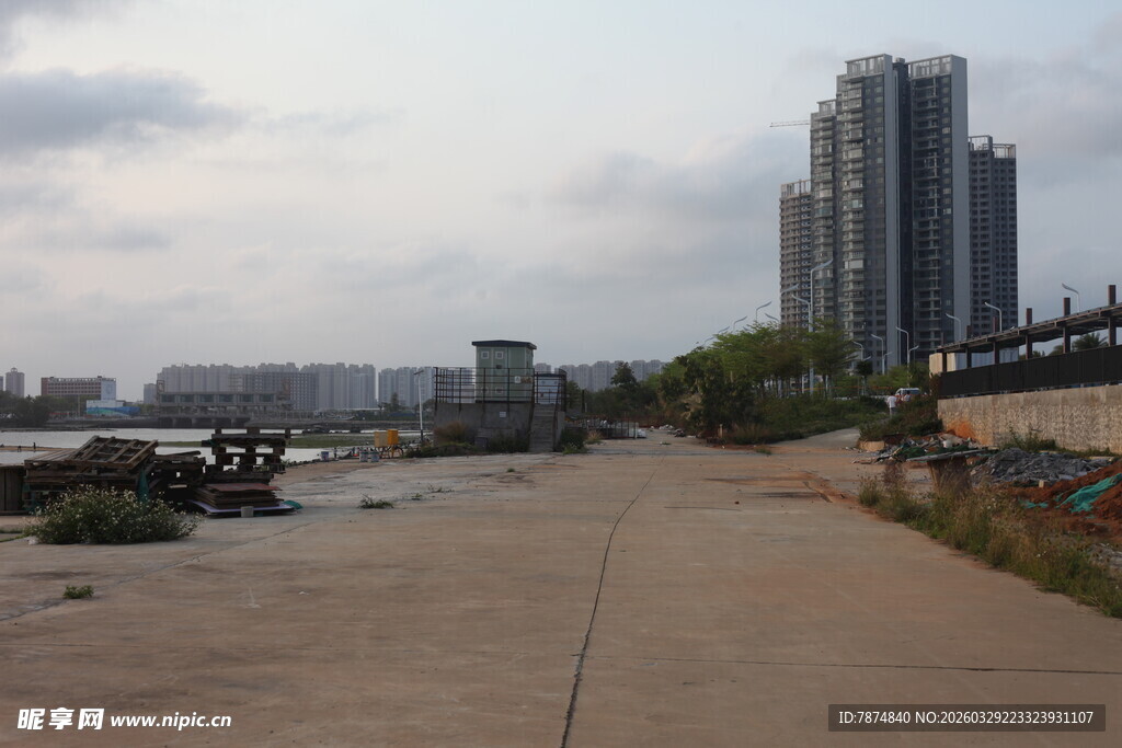 湛江城市河畔的宁静风景