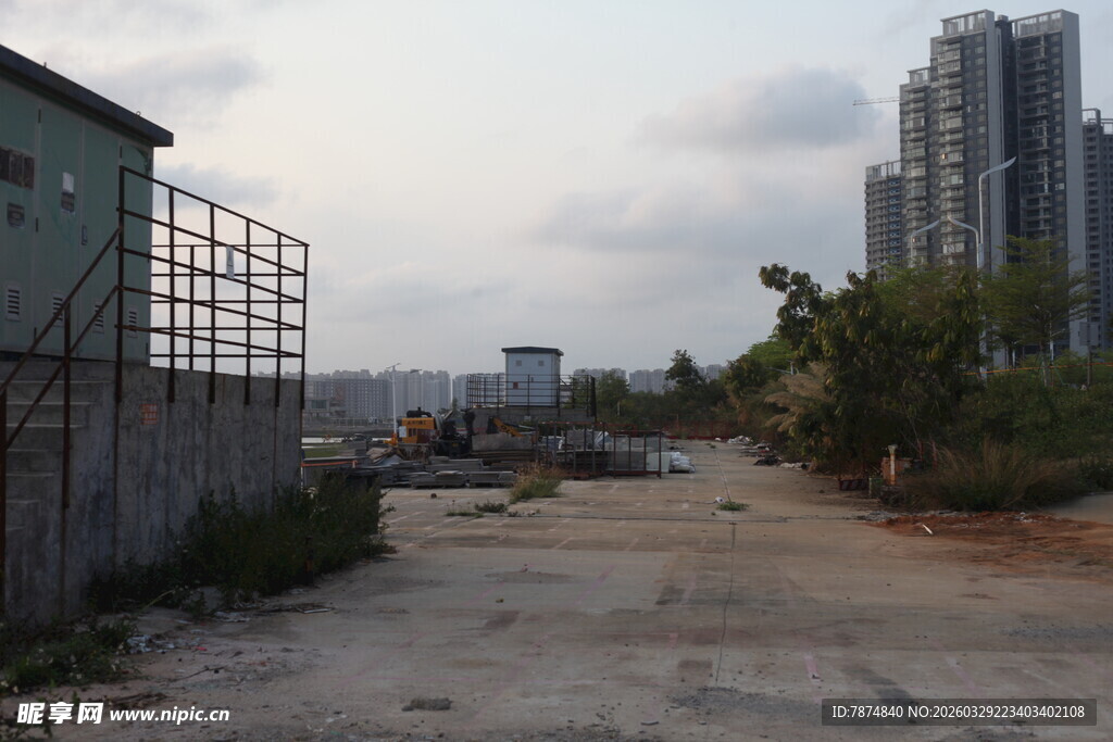 湛江城郊荒废空地与高楼远景