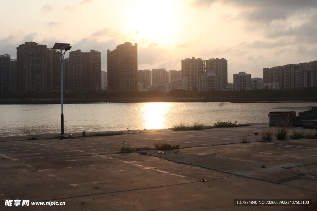 湛江夕阳下的城市河畔风光