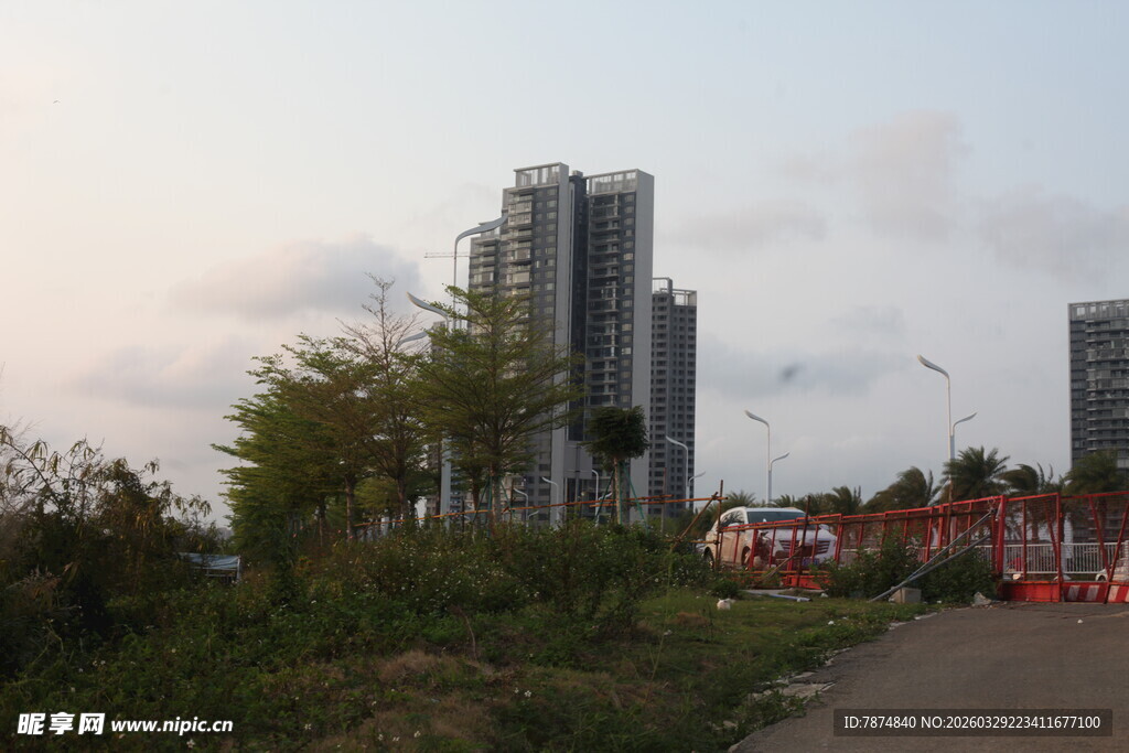 湛江城市高楼与绿植景观