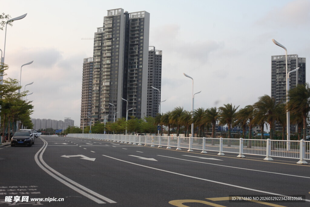 湛江城市宽阔道路旁高楼林立