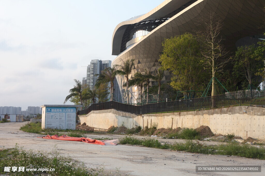 湛江现代建筑旁的空旷场地