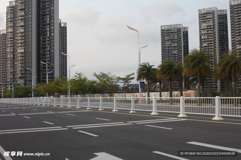 湛江城市空旷道路与高楼景观