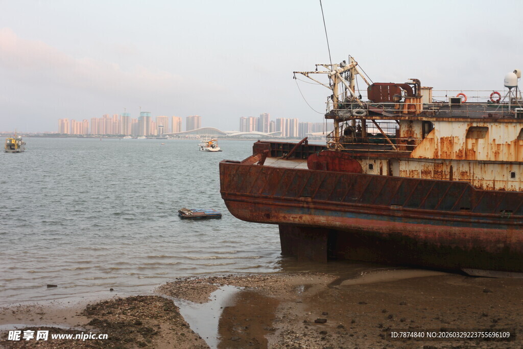 湛江岸边搁浅的老旧船只