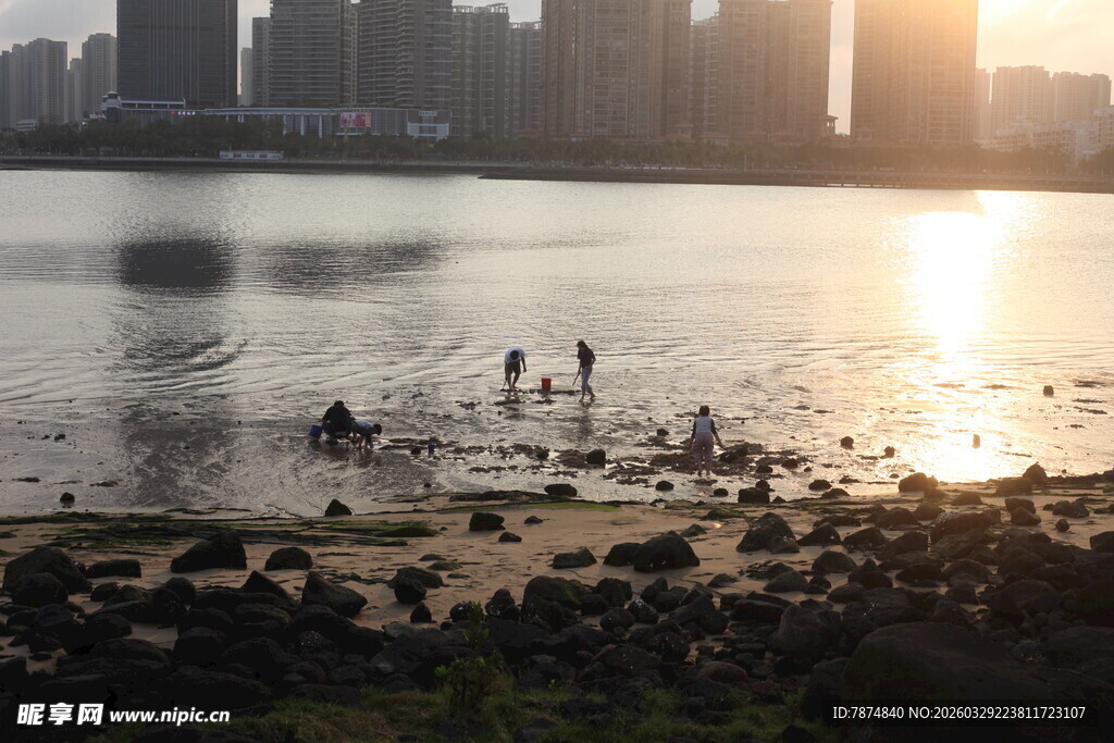 湛江夕阳下江畔的欢乐时光