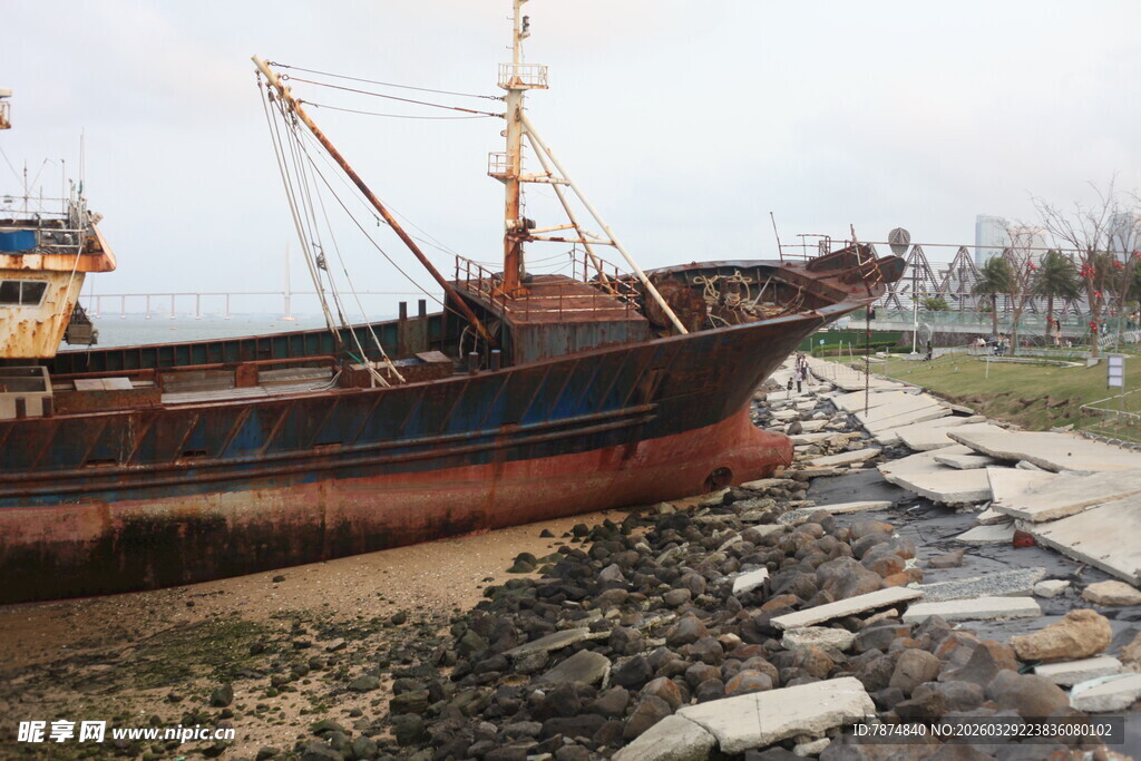 湛江搁浅旧船于岸边景象