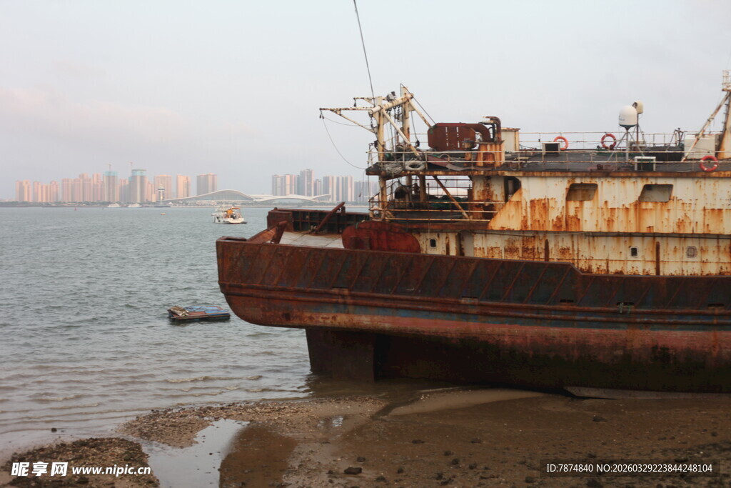 湛江岸边锈迹斑斑的废弃船只
