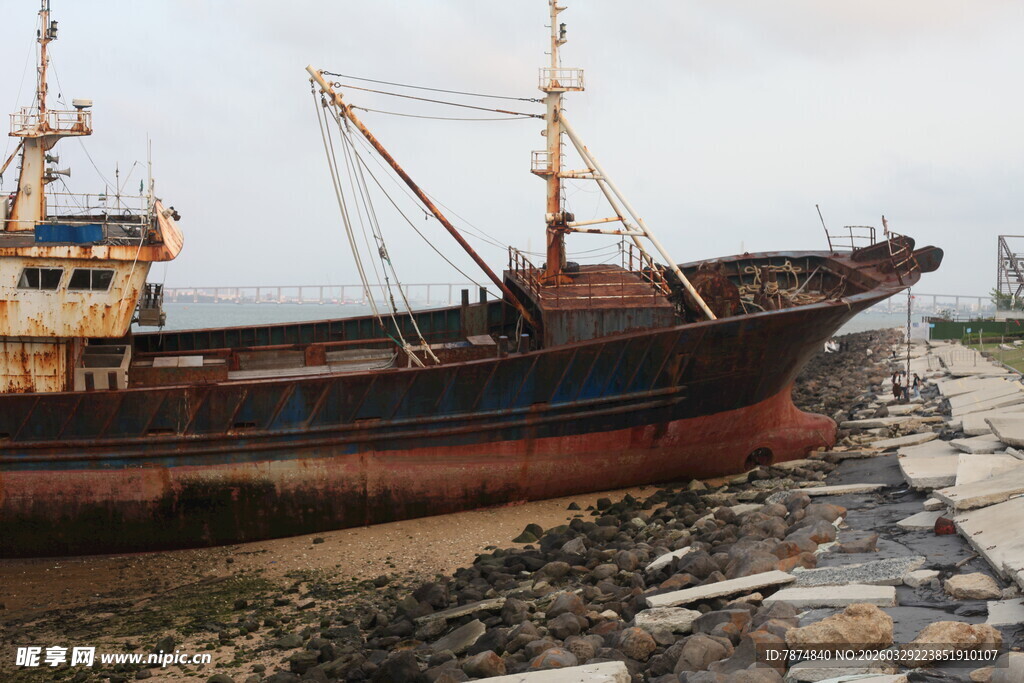 湛江搁浅渔船于岸边