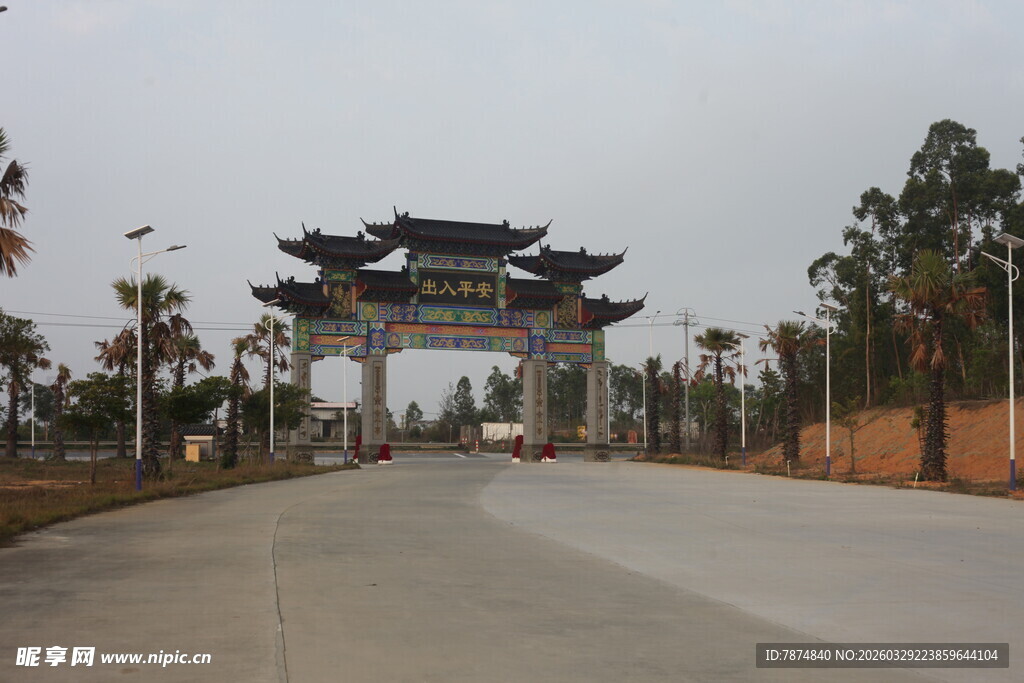 湛江中式牌坊立于宽阔道路