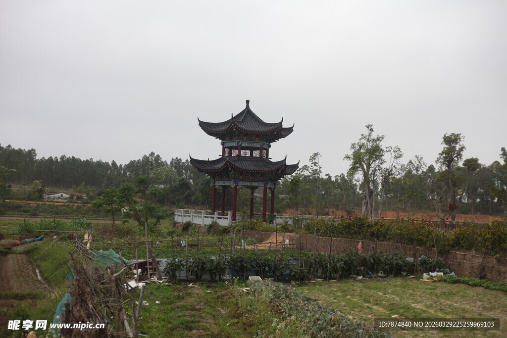 湛江中式园林中的古朴亭阁