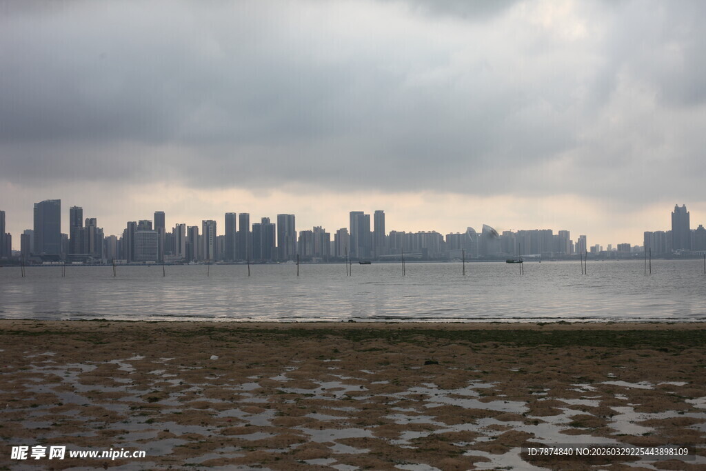 湛江城市天际线与阴沉天空