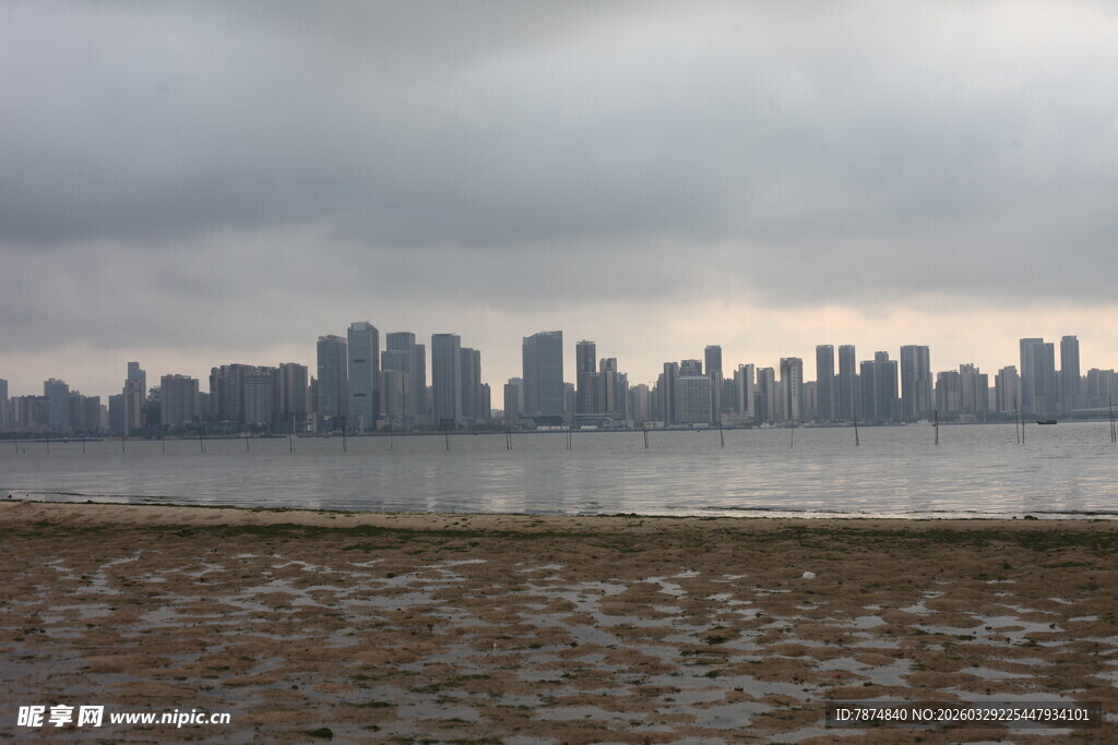 湛江城市天际线与阴沉天空景观