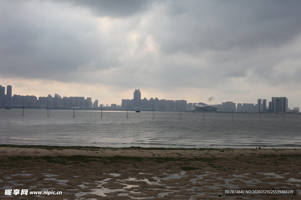 湛江城市海边阴天景象