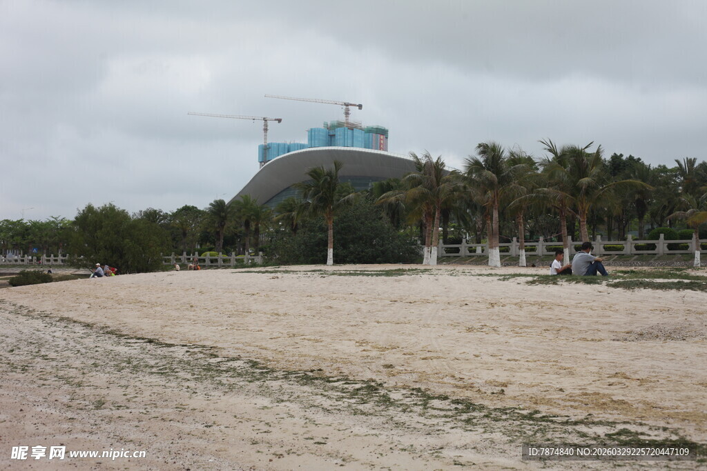 湛江海滨沙滩上的蓝色建筑