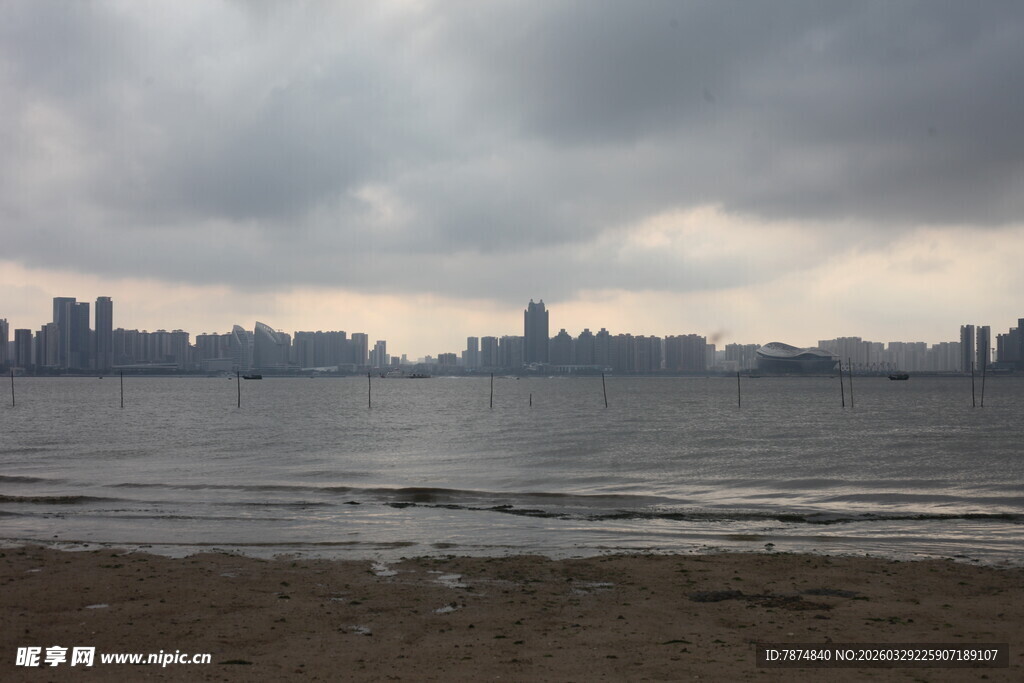 湛江阴天海边城市天际线景观