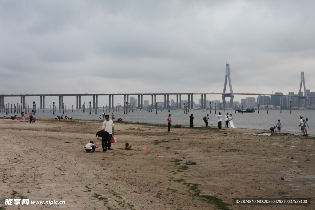 湛江海滨大桥下的休闲场景