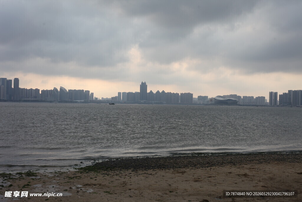 湛江阴天城市海岸景观
