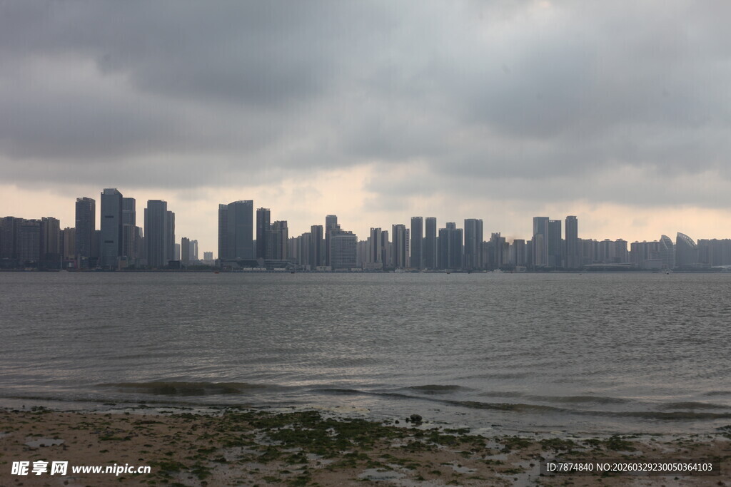 湛江城市天际线与水域景观