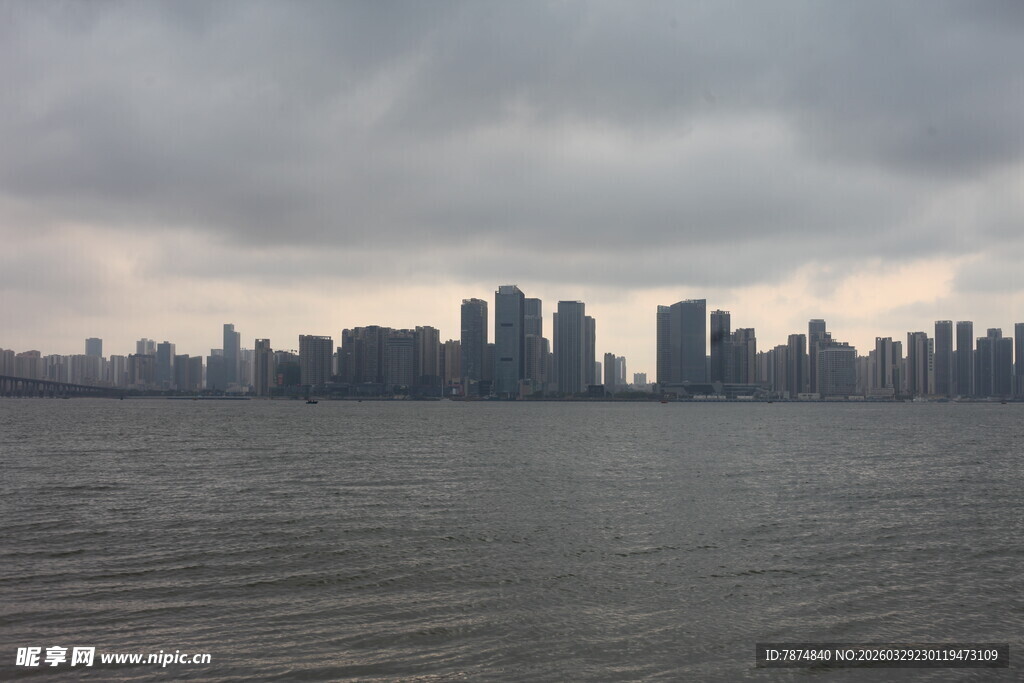 湛江城市天际线与水域景观