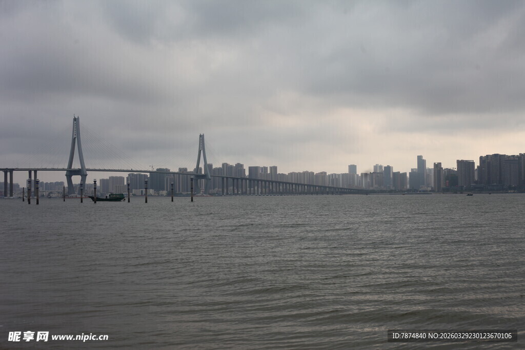湛江江边城市景观与桥梁