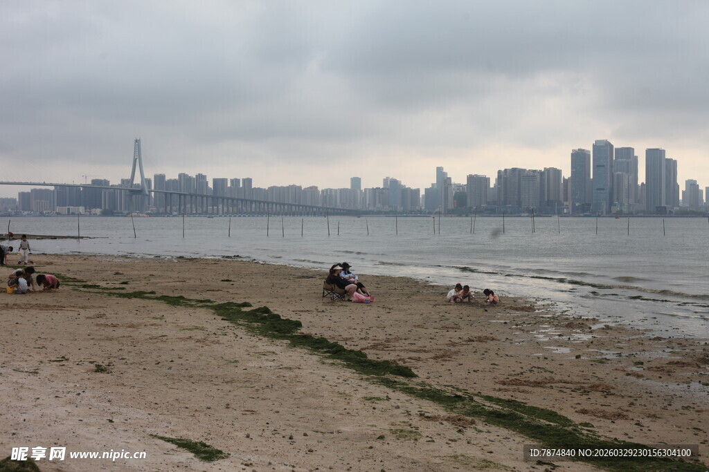 湛江海滨城市沙滩休闲景象