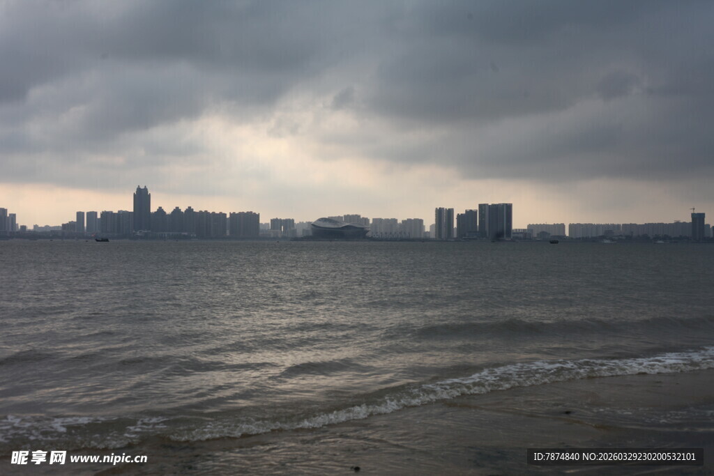 湛江乌云下的城市与海面景观