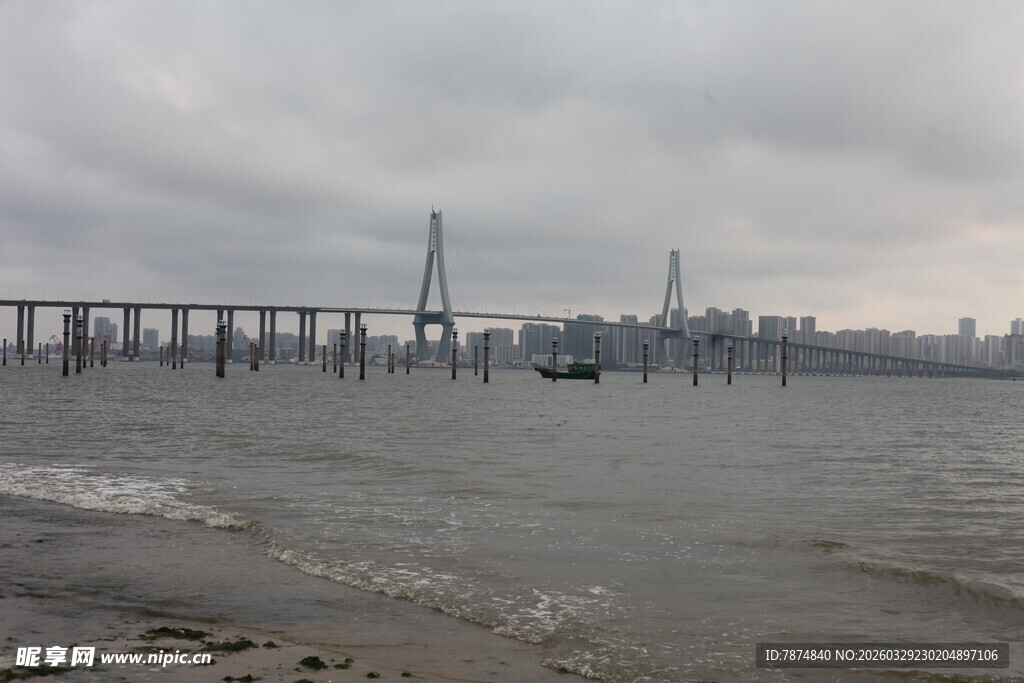 湛江海上大桥与阴沉天空景观