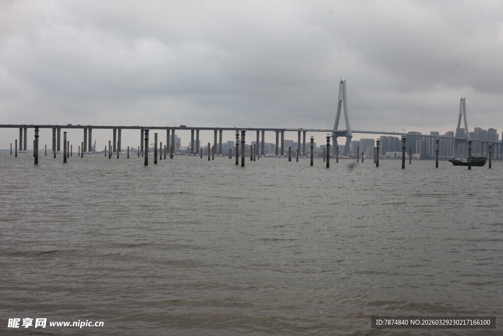 湛江海上大桥横跨广阔水域