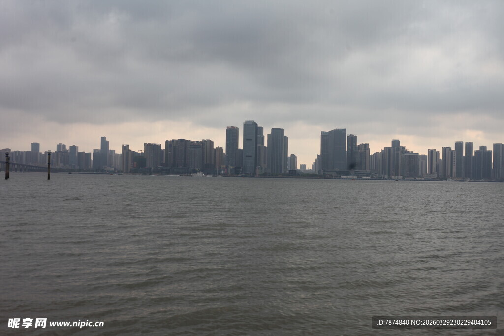 湛江城市天际线与辽阔水域