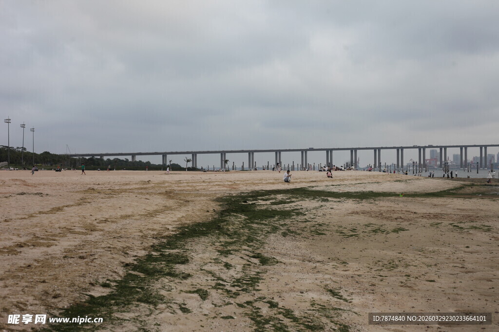 湛江江边旷野上的远桥风光