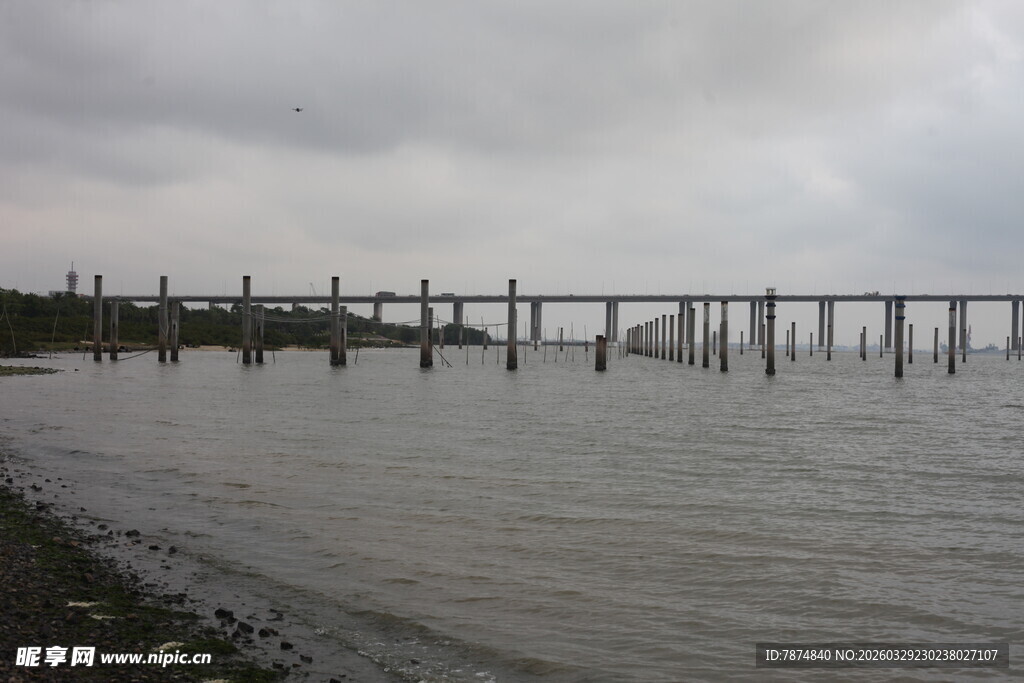 湛江海上长桥横跨阴云水面