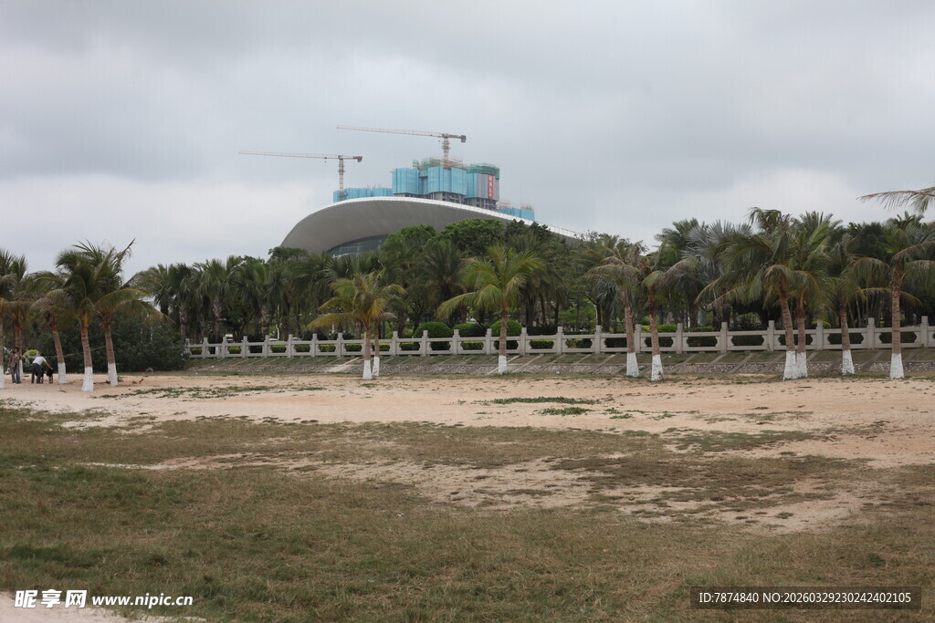 湛江户外开阔场地与远处建筑
