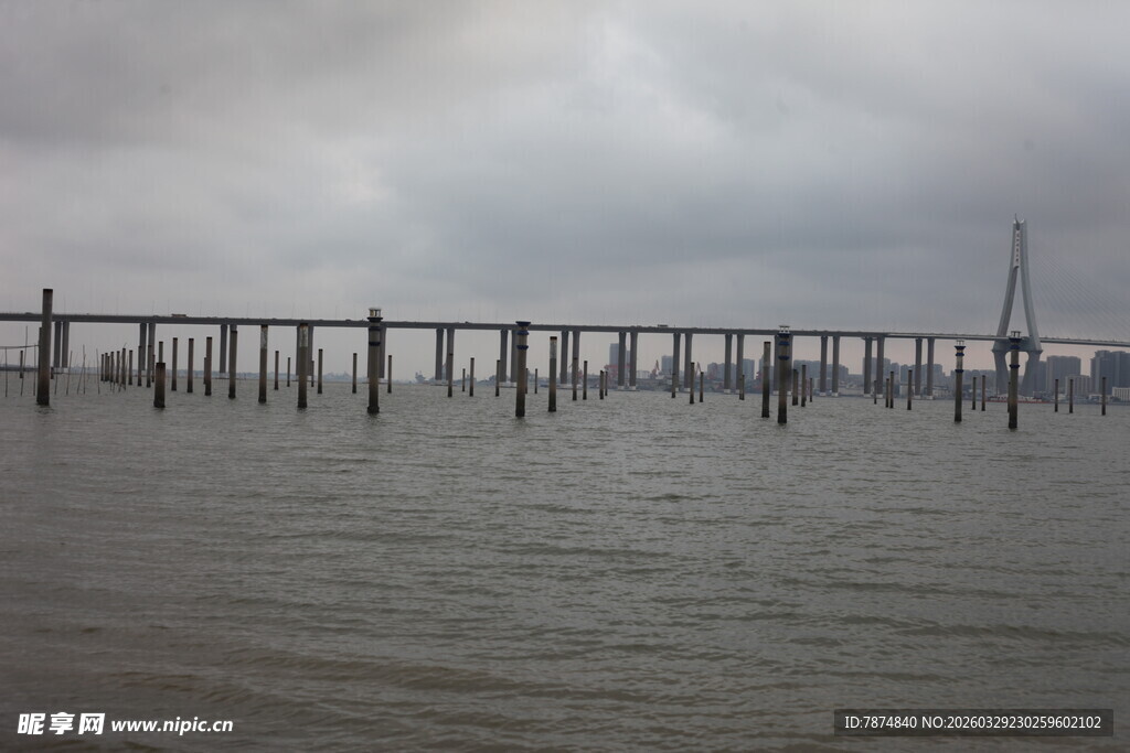 湛江海上长桥横跨灰蒙天际