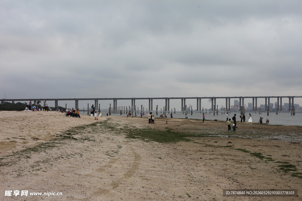 湛江海边长桥与沙滩景象