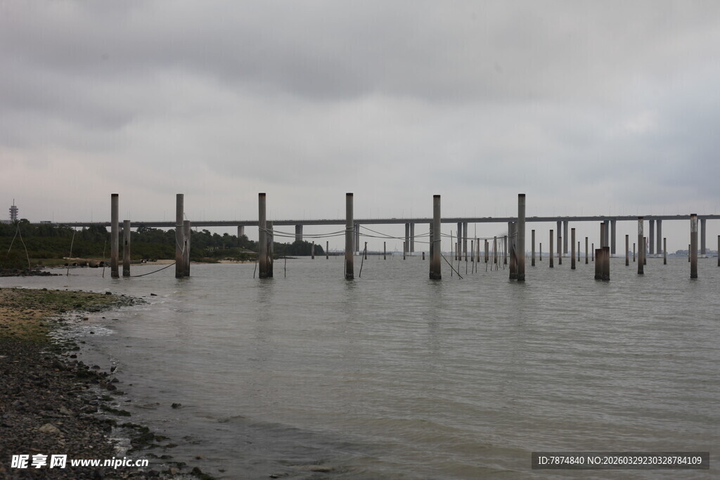 湛江海边长桥 云雾下的静谧景致