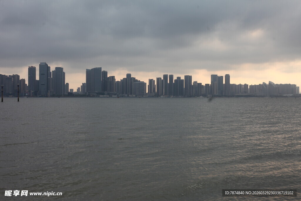 湛江城市天际线与水面景观