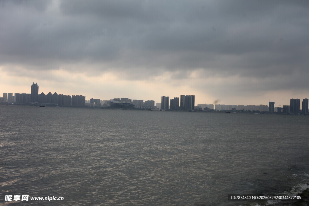 湛江阴天城市水岸景观