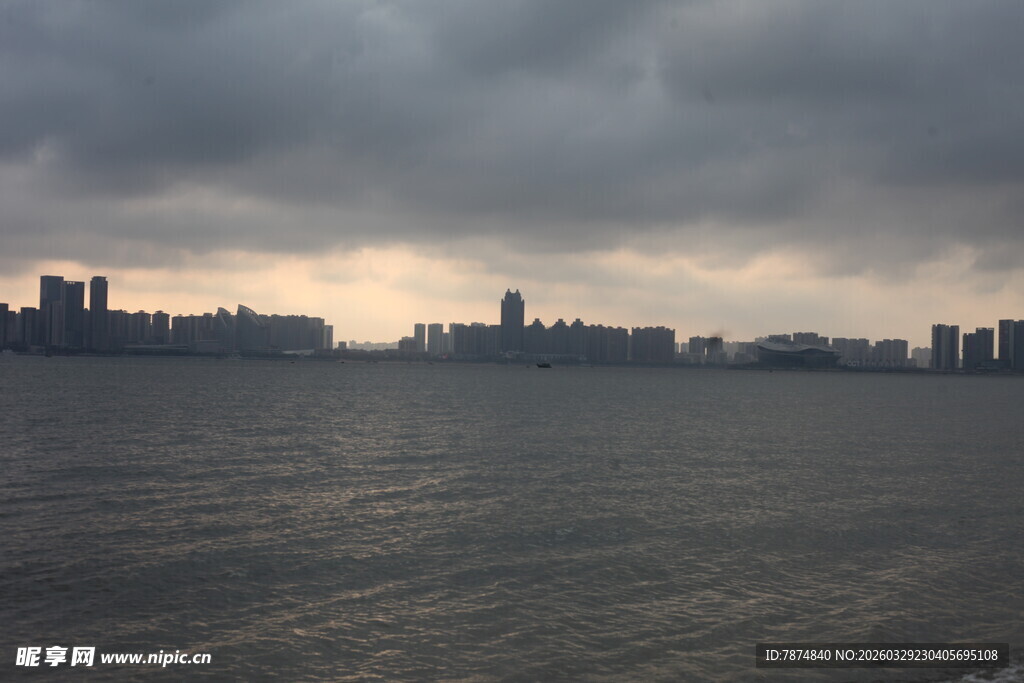 城市天际线与阴沉江面