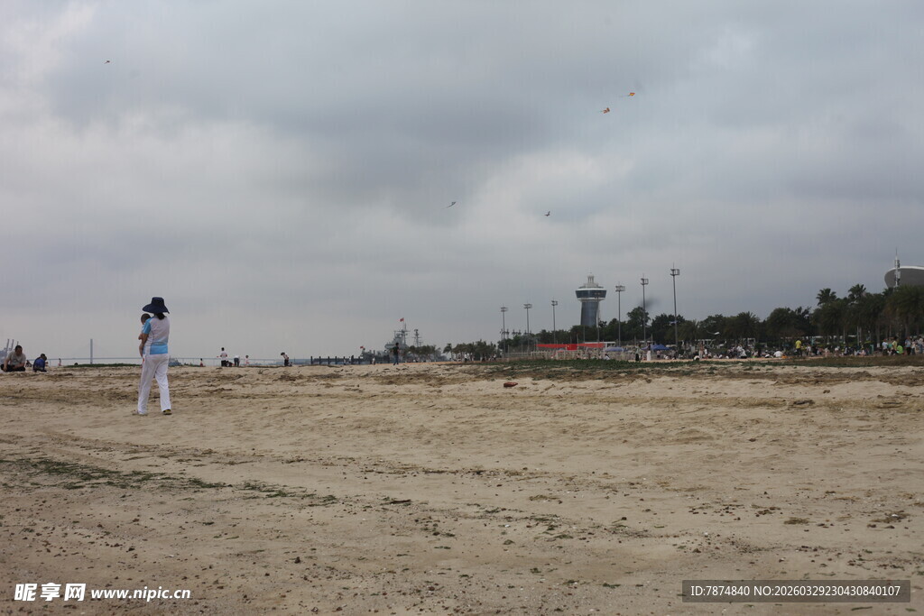 湛江空旷场地中的孤独身影