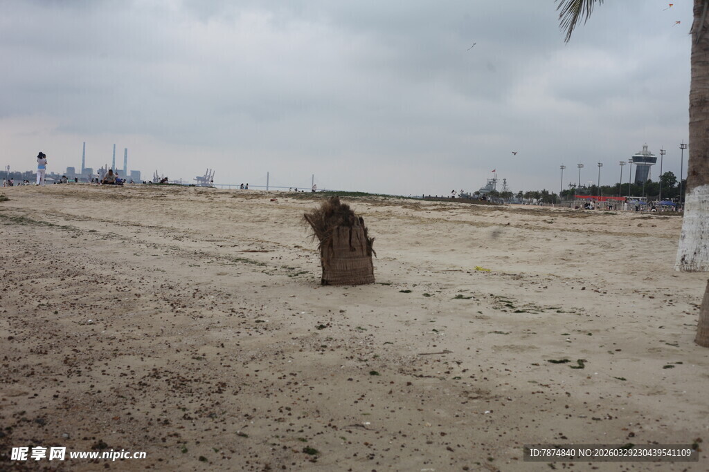 湛江空旷沙地中的孤立物体