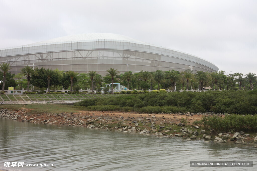 湛江河畔旁的大型体育场建筑