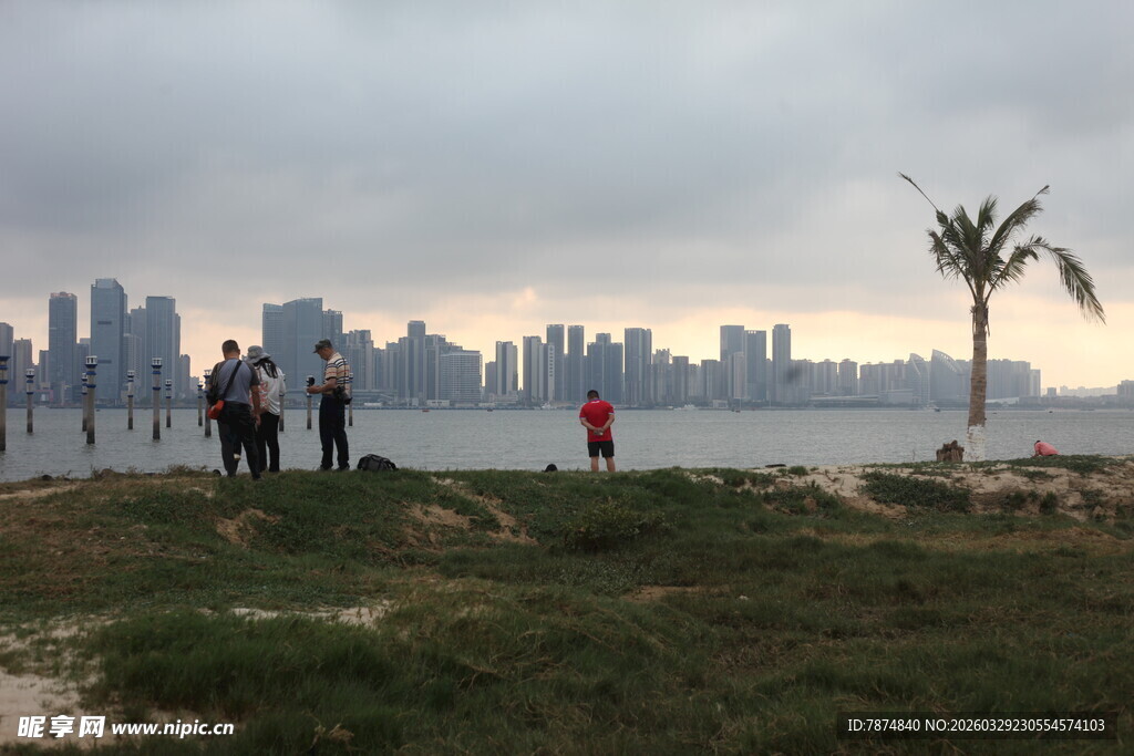 湛江海滨城市风光与游人漫步