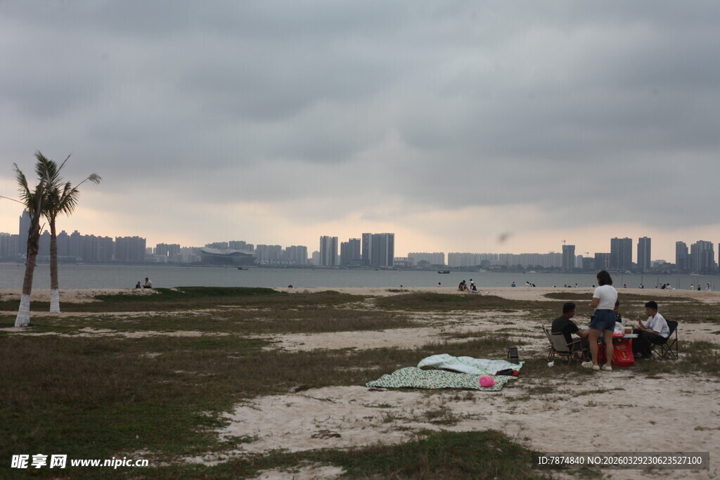 湛江海边露营场景